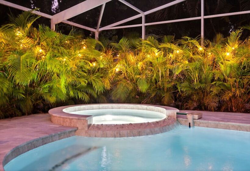 Siesta Key Oasis W/ Outdoor Pool + Screened Lanai!