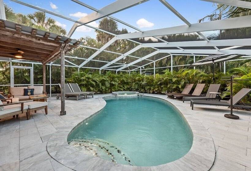 Siesta Key Oasis W/ Outdoor Pool + Screened Lanai!