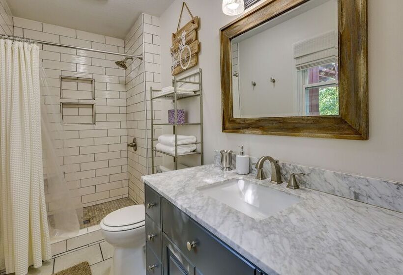 Single Story Webb City Home W/ Deck & Gas Grill!