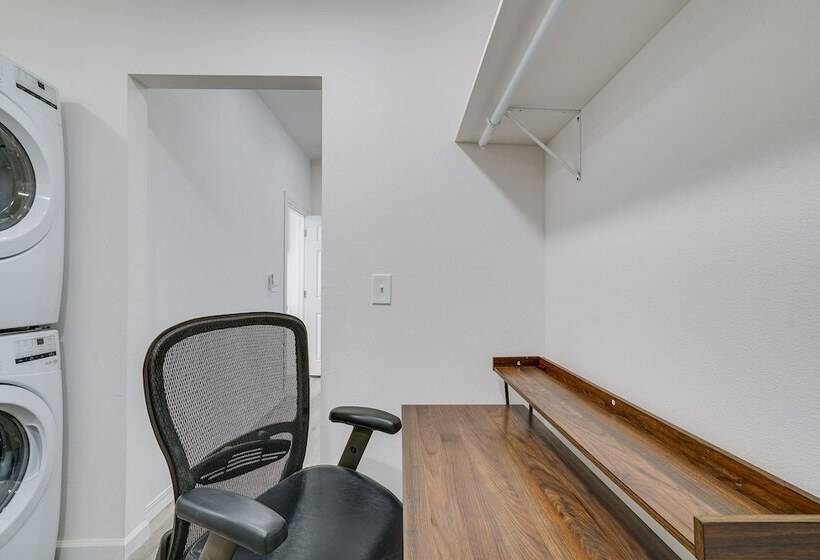 Sleek + Modern El Paso Retreat ~ 6 Mi To Downtown!