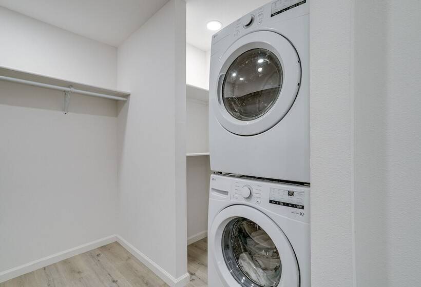 Sleek + Modern El Paso Retreat ~ 6 Mi To Downtown!