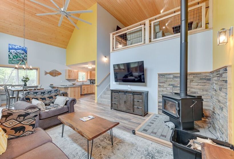 Soldotna Home W/ 2 Living Areas & Spacious Porch