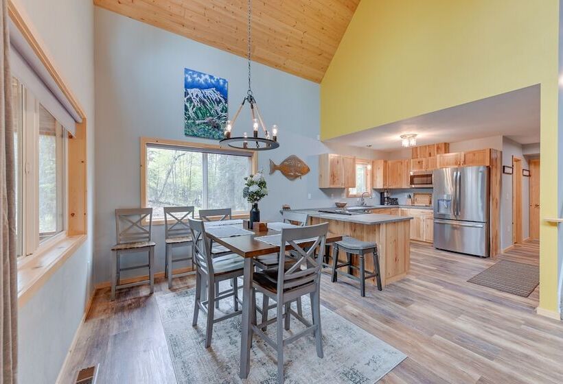 Soldotna Home W/ 2 Living Areas & Spacious Porch