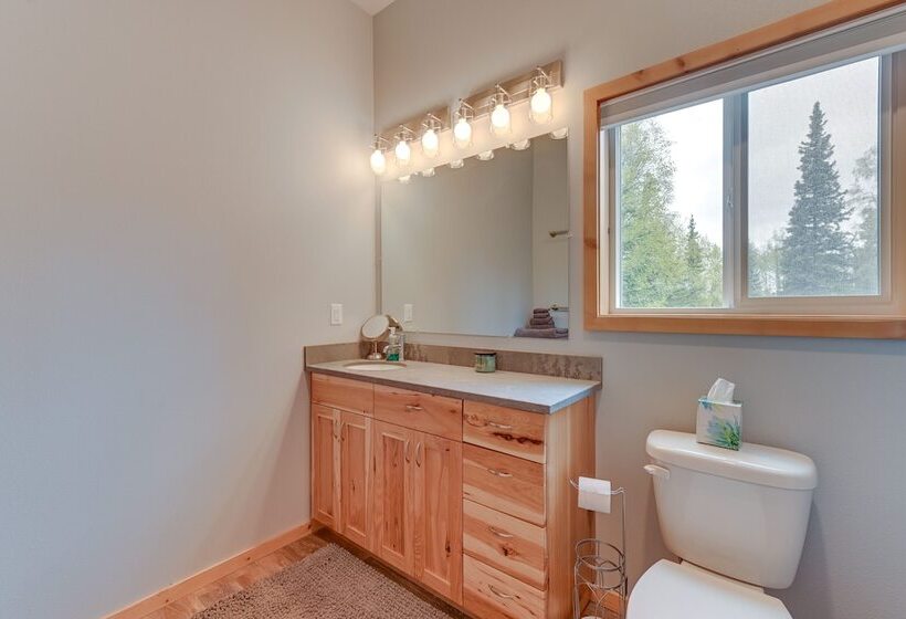 Soldotna Home W/ 2 Living Areas & Spacious Porch