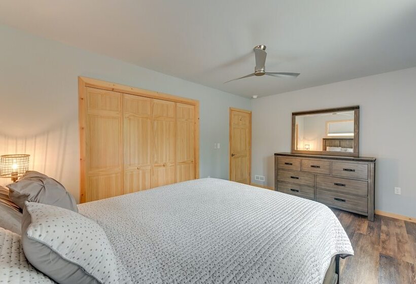 Soldotna Home W/ 2 Living Areas & Spacious Porch