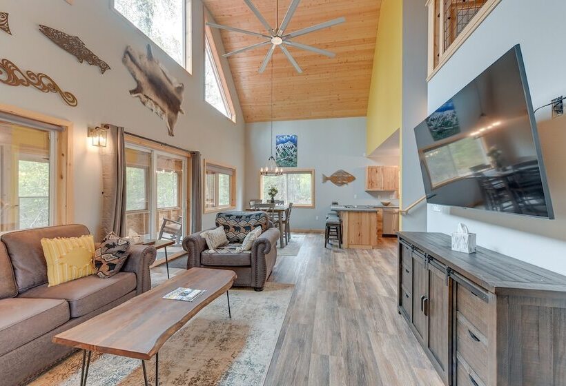 Soldotna Home W/ 2 Living Areas & Spacious Porch