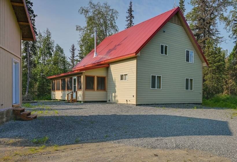 Soldotna Home W/ 2 Living Areas & Spacious Porch