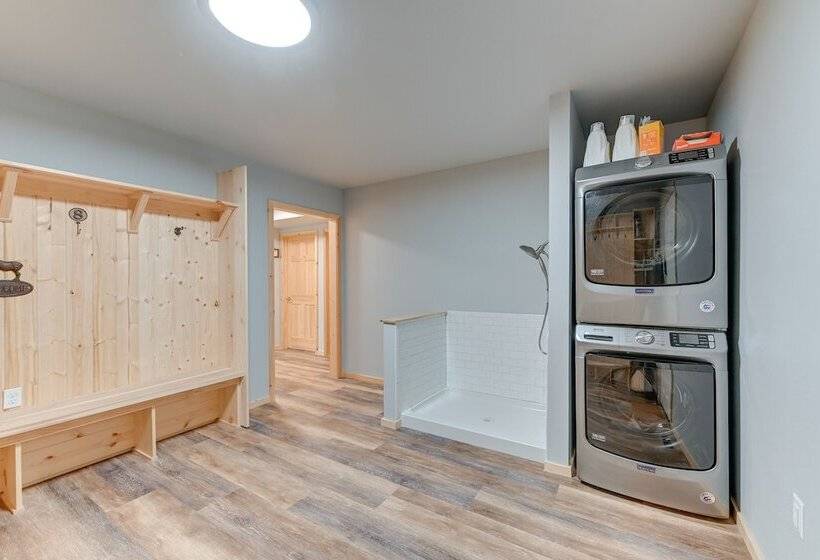 Soldotna Home W/ 2 Living Areas & Spacious Porch