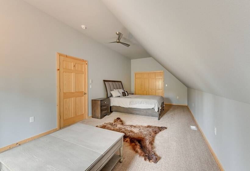 Soldotna Home W/ 2 Living Areas & Spacious Porch