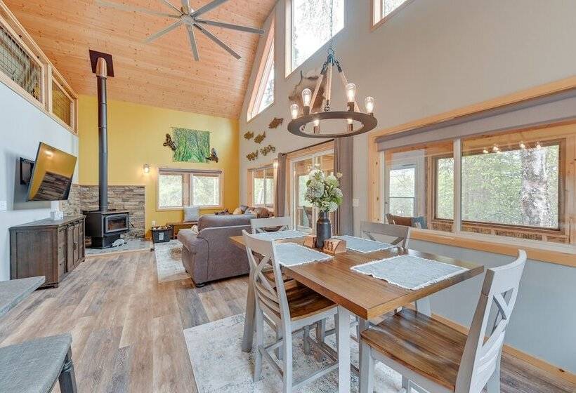 Soldotna Home W/ 2 Living Areas & Spacious Porch