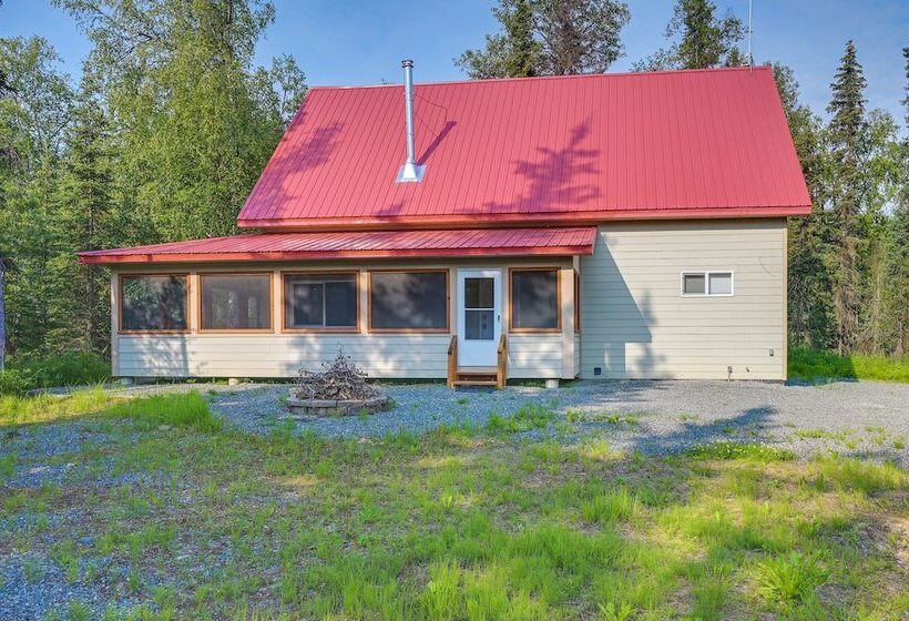 Soldotna Home W/ 2 Living Areas & Spacious Porch