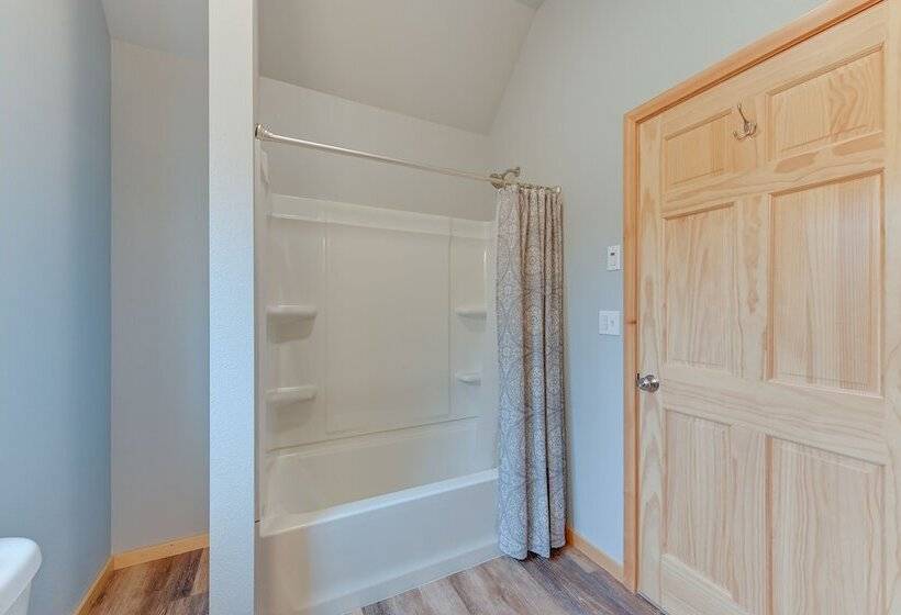 Soldotna Home W/ 2 Living Areas & Spacious Porch