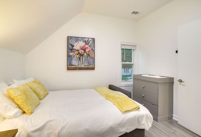 South Haven Oasis   Private Hot Tub, Pool & Grill!