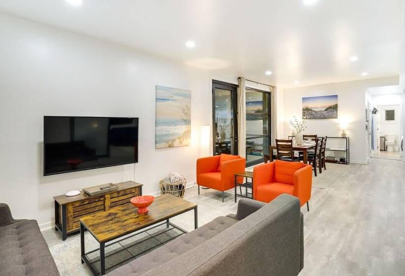 South Haven Oasis   Private Hot Tub, Pool & Grill!