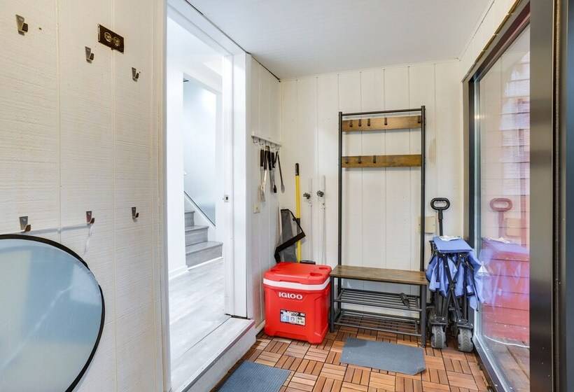 South Haven Oasis   Private Hot Tub, Pool & Grill!