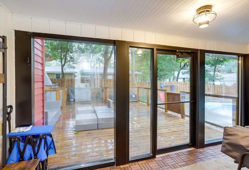 South Haven Oasis   Private Hot Tub, Pool & Grill!