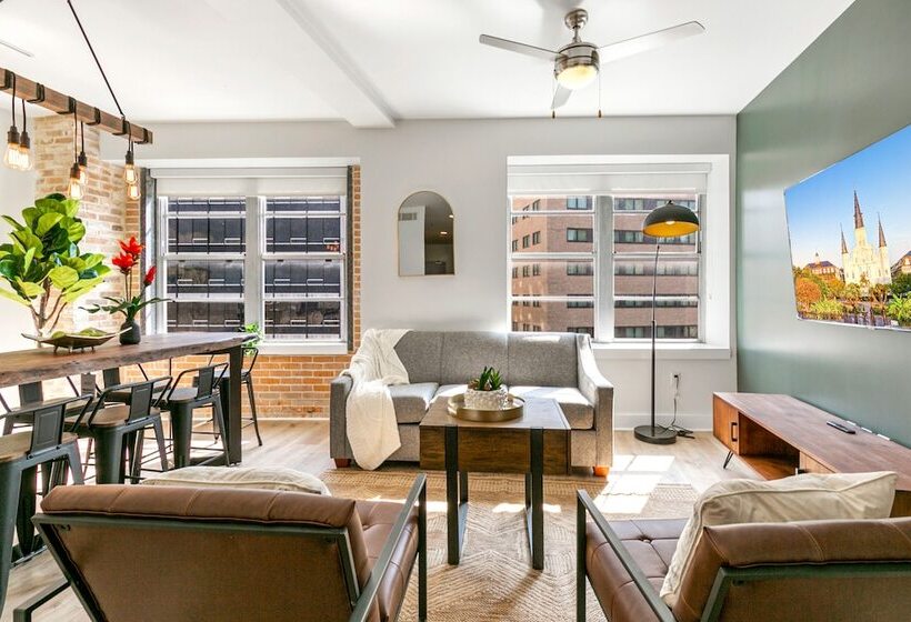 Spacious 4br Condo In New Orleans