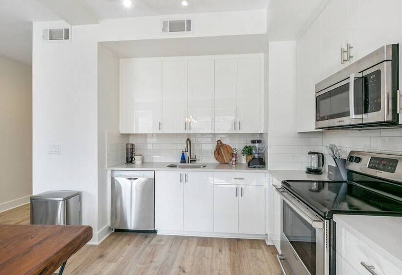 Spacious 4br Condo In New Orleans