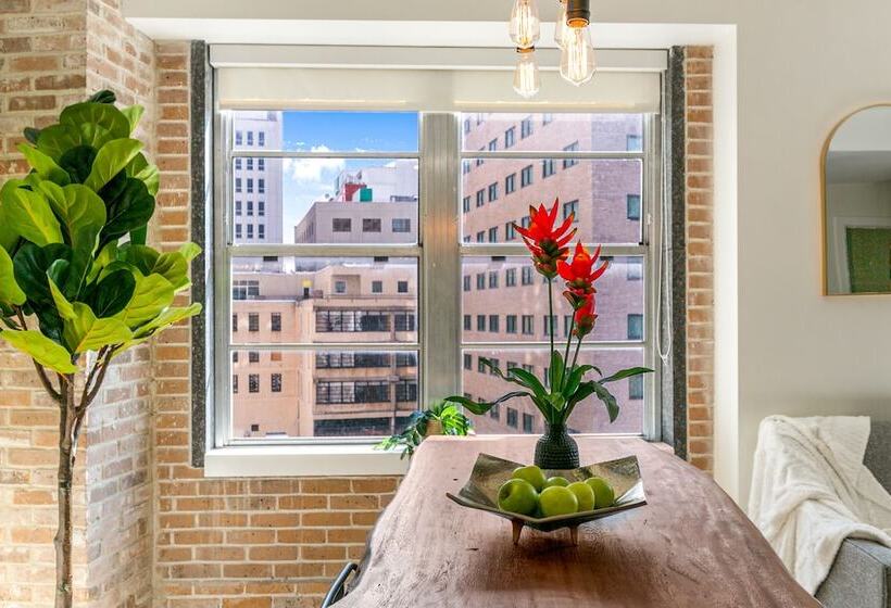 Spacious 4br Condo In New Orleans