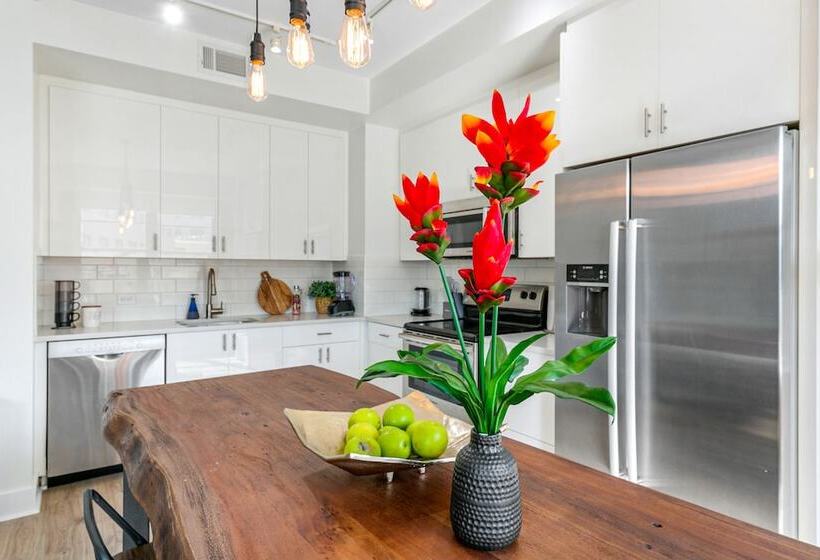 Spacious 4br Condo In New Orleans