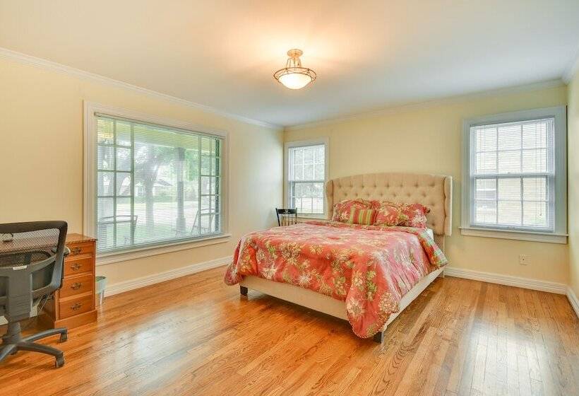 Spacious Amarillo Home With Shared Fire Pit!