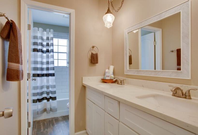 Spacious Baton Rouge Home Rental: 12 Mi To Lsu!