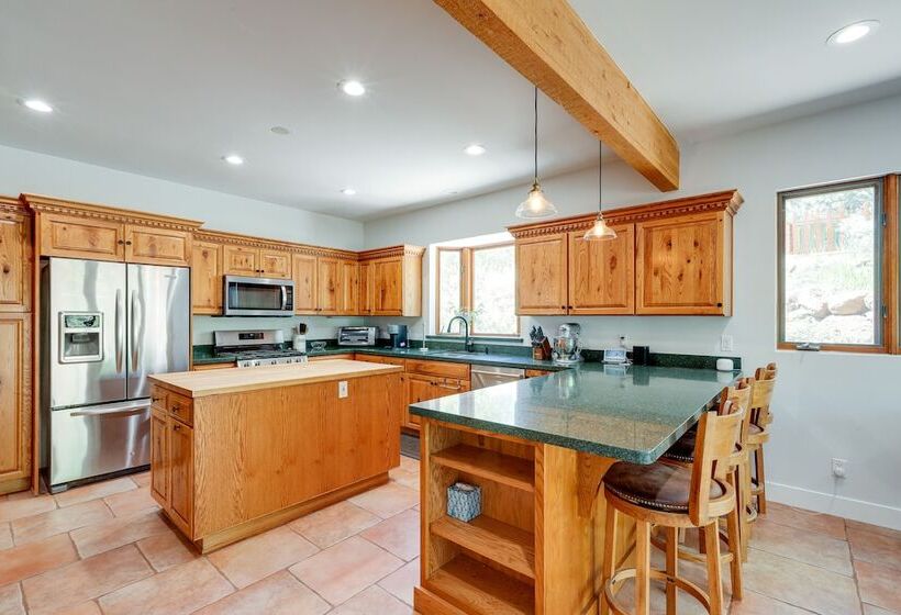 Spacious Flagstaff Cabin W/ Hot Tub & Fire Pit!