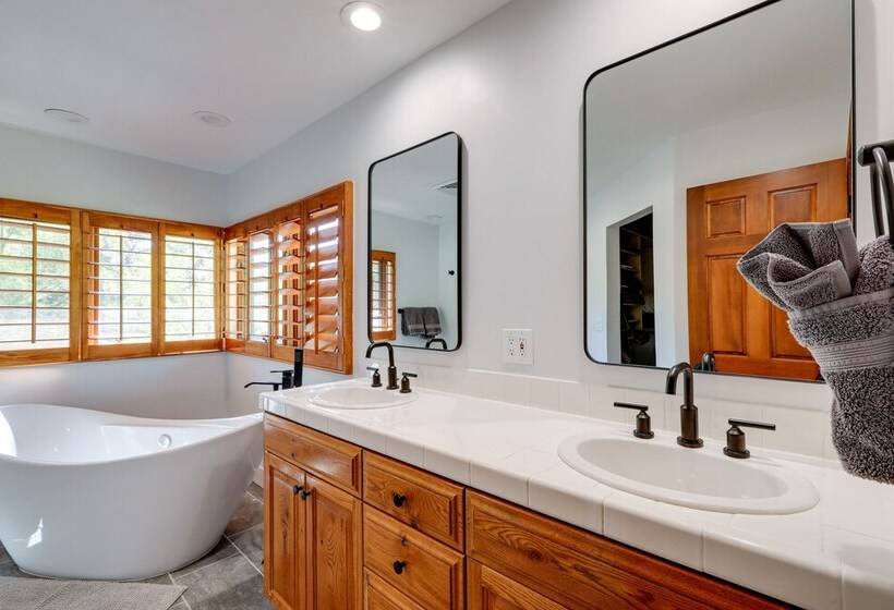 Spacious Flagstaff Cabin W/ Hot Tub & Fire Pit!