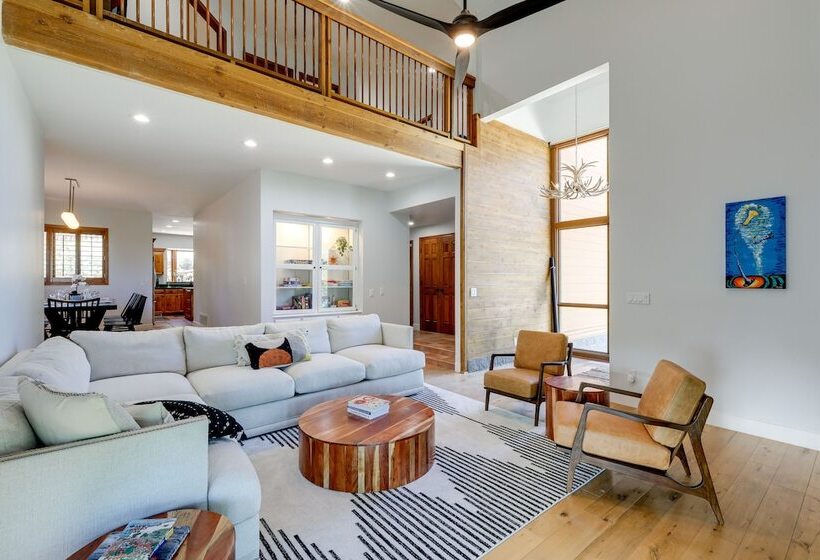 Spacious Flagstaff Cabin W/ Hot Tub & Fire Pit!