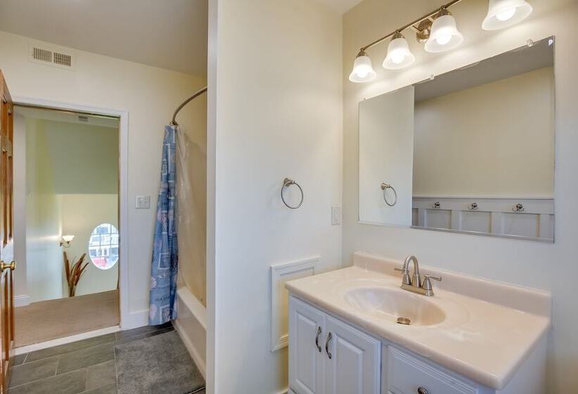 Spacious Jersey Shore Getaway: Walk To Beach!