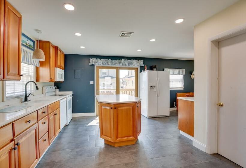 Spacious Jersey Shore Getaway: Walk To Beach!