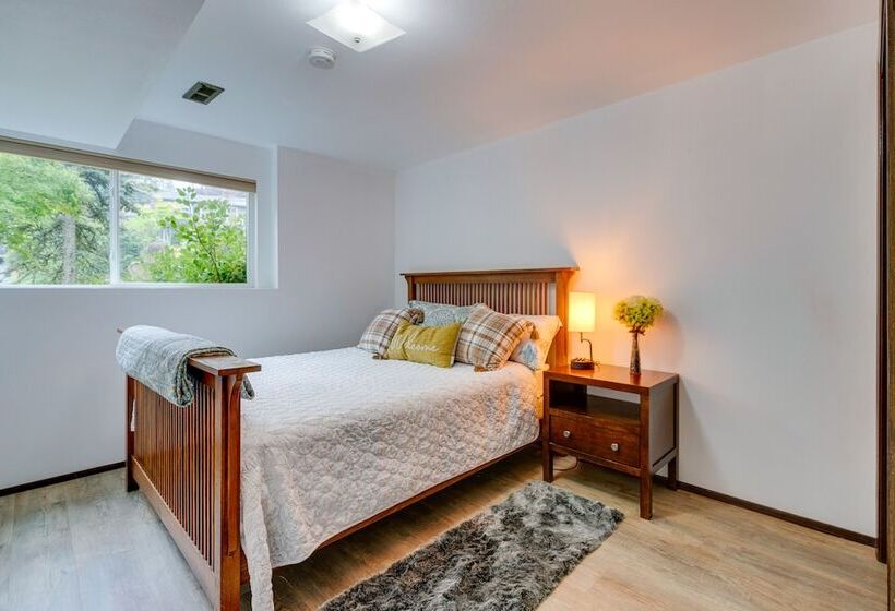 Expansive Lake Forest Park Home W/ Private Deck!