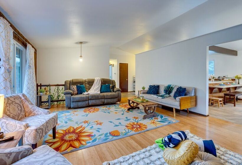 Expansive Lake Forest Park Home W/ Private Deck!