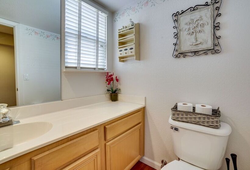 Spacious Reno Home W/ Deck ~ 1 Mi To Downtown!