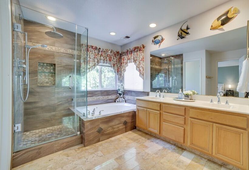 Spacious Reno Home W/ Deck ~ 1 Mi To Downtown!