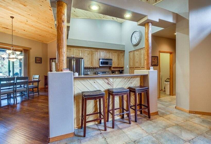 Spacious Torreon Cabin W/ Deck & Gas Grill!