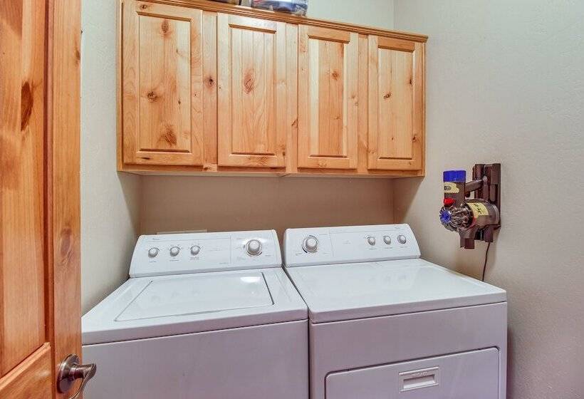 Spacious Torreon Cabin W/ Deck & Gas Grill!