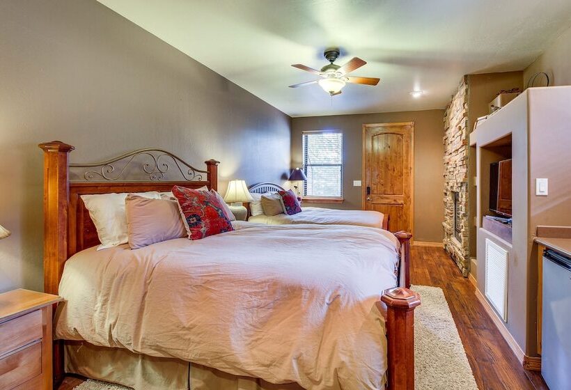 Spacious Torreon Cabin W/ Deck & Gas Grill!