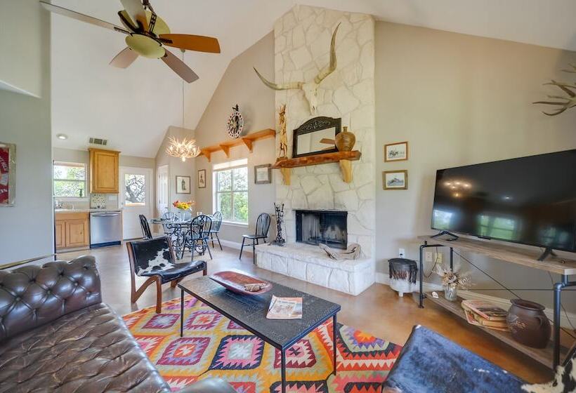 Spicewood Ranch Cabin W/ Deck, Barn Access!