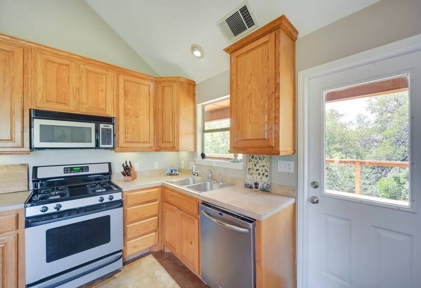 Spicewood Ranch Cabin W/ Deck, Barn Access!