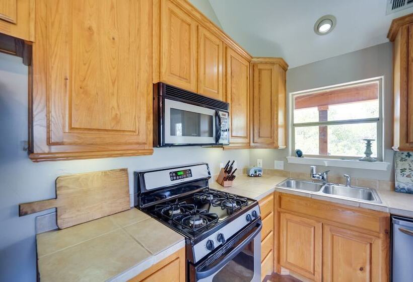 Spicewood Ranch Cabin W/ Deck, Barn Access!