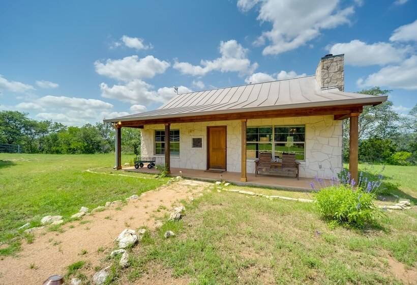 Spicewood Ranch Cabin W/ Deck, Barn Access!