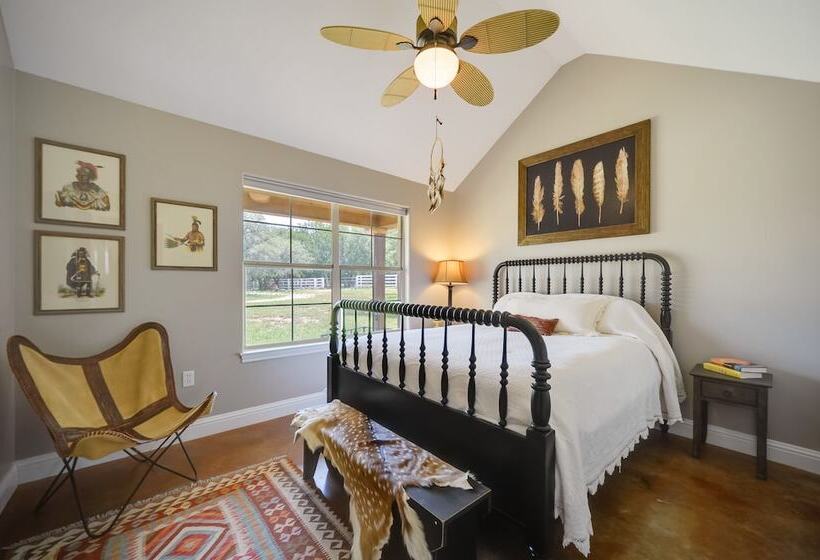 Spicewood Ranch Cabin W/ Deck, Barn Access!