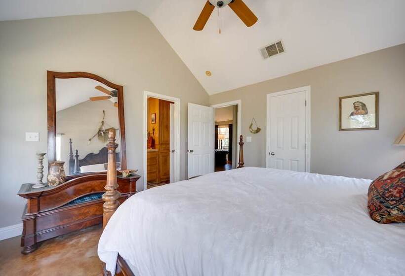 Spicewood Ranch Cabin W/ Deck, Barn Access!