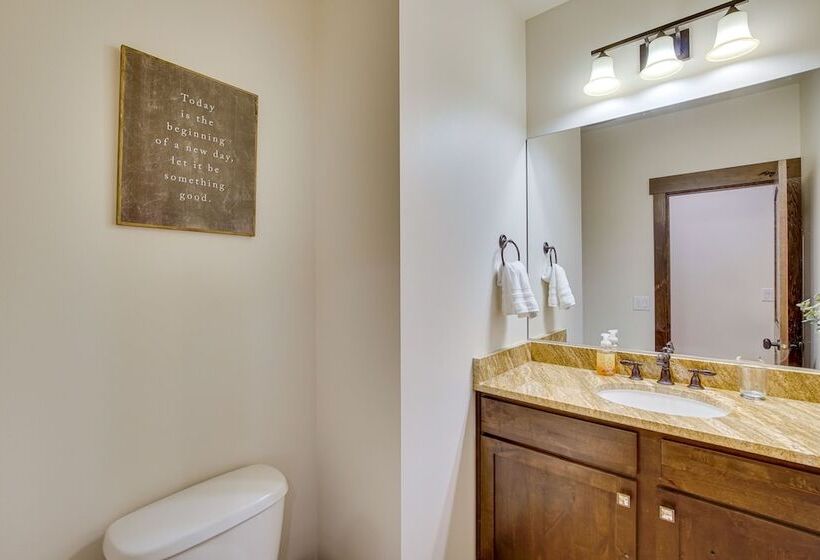 Stunning Cle Elum Retreat W/ Fire Pit & Hot Tub!