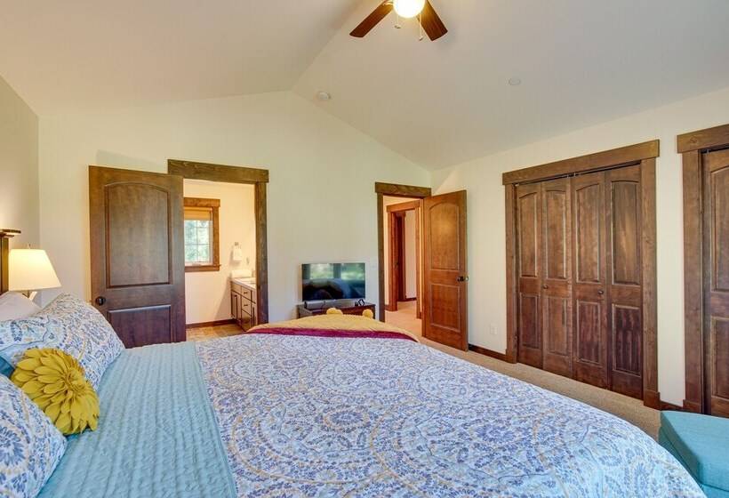 Stunning Cle Elum Retreat W/ Fire Pit & Hot Tub!