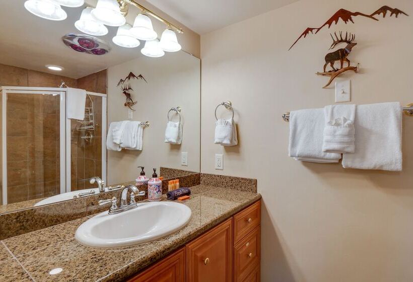 Hot Tub & Views: Summit County Ski Getaway!