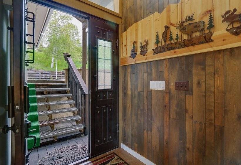 Hot Tub & Views: Summit County Ski Getaway!