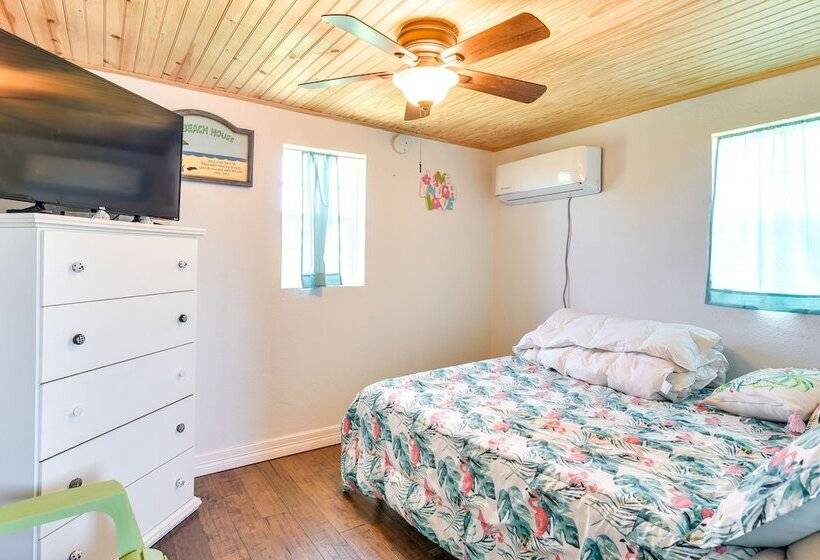 Deck & Grill: Sunny Cottage In Crystal Beach!