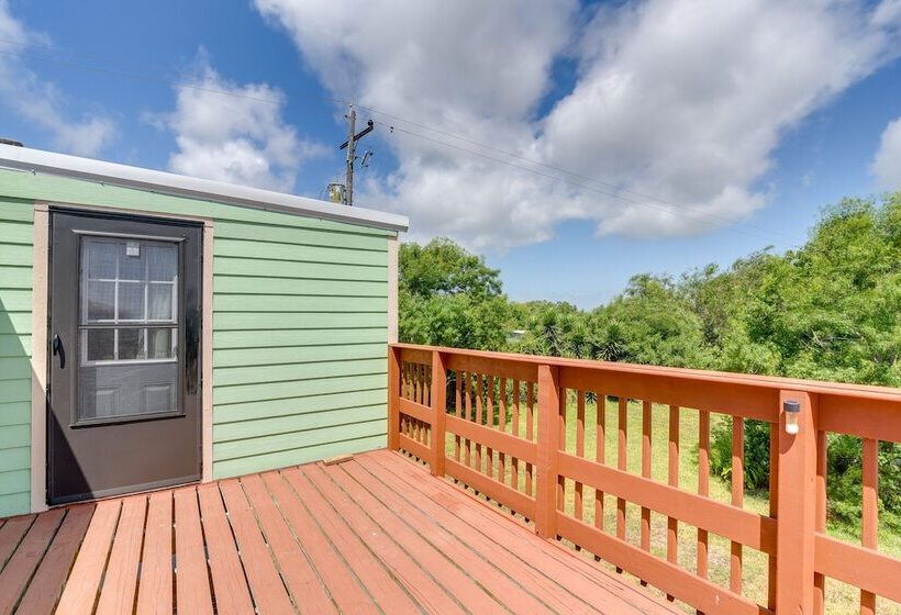 Deck & Grill: Sunny Cottage In Crystal Beach!